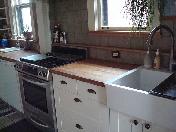 kitchen has 2 sinks