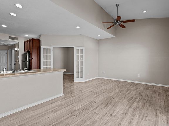 4th image of 401 E Pearl St #16932080