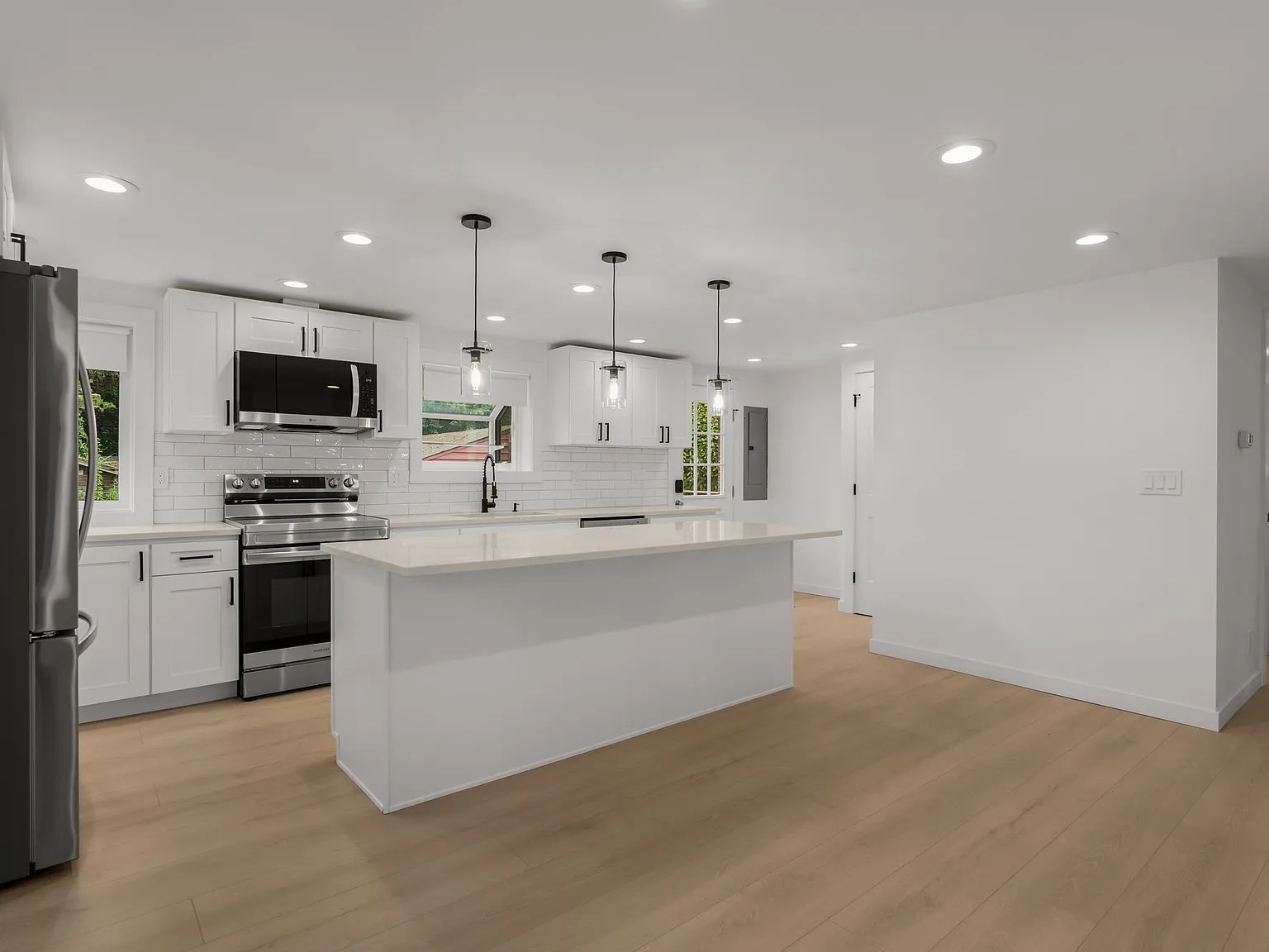3 bed, 1400 sqft, $3,995 — Photo 3