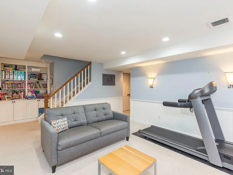101 Woods Ln — Photo 32