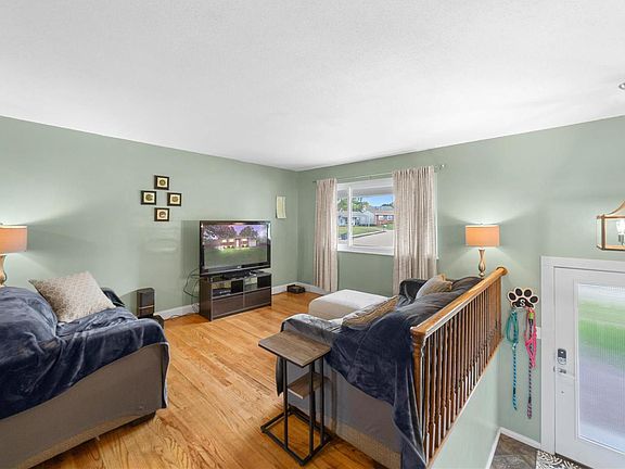 3rd image of 11815 Foxwood Dr