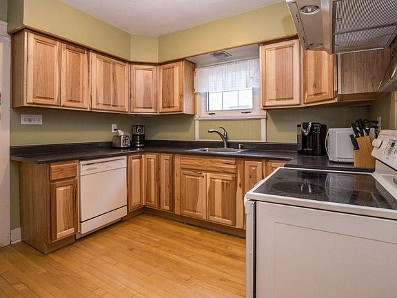 5th image of 2436 N Lake Dr