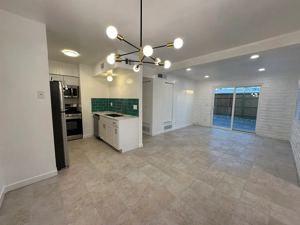 2529 N Forgeus Ave — Photo 3