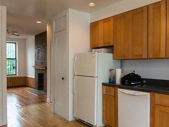 2nd image of 886 Pacific St #3