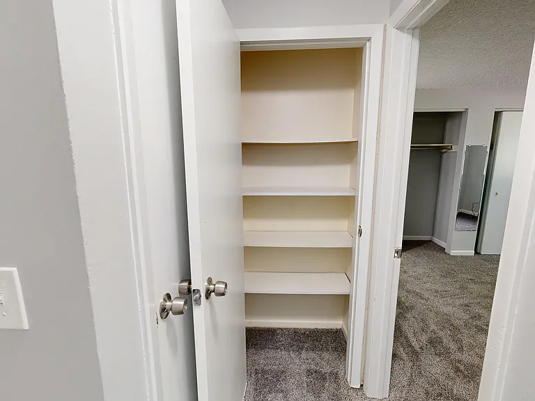 Fountainview East Apartments — Photo 10