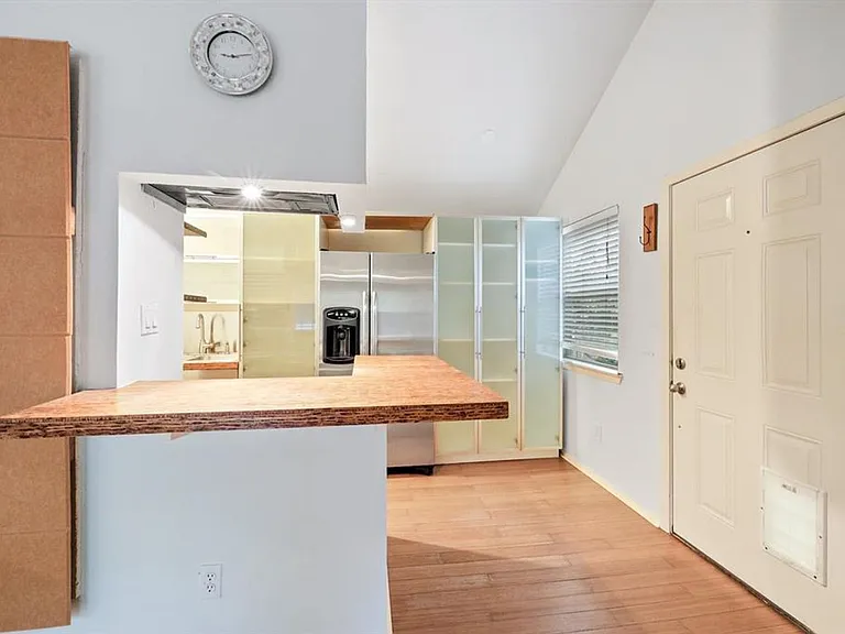 1110 W 22nd St #8 — Photo 6