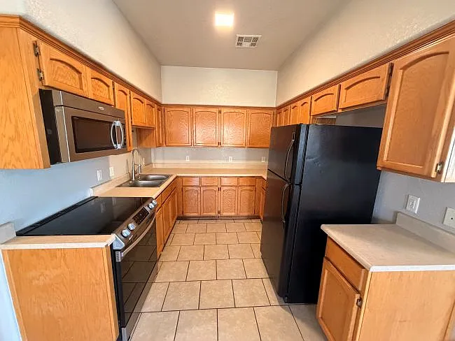 3 bed, 902 sqft, $1,195 — Photo 4