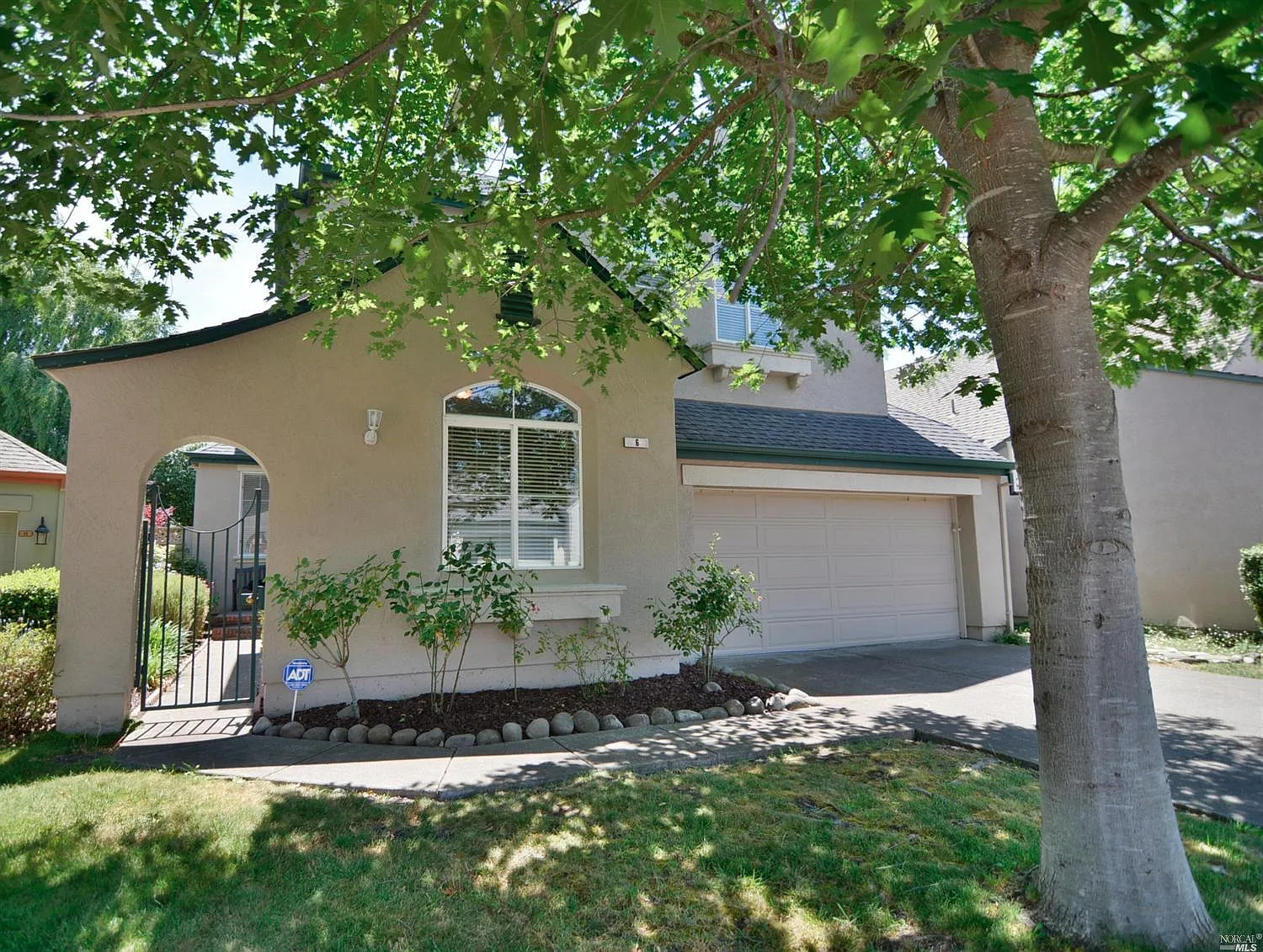 6 Raffles Ct photo 1