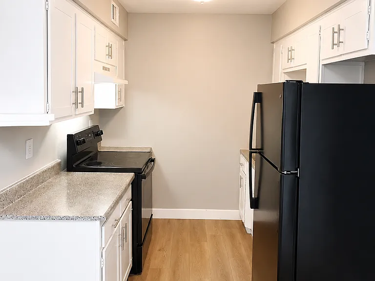 1075 E Desert Inn Rd #7 — Photo 3