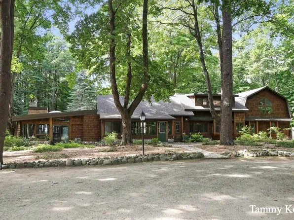 2450 Lakeshore Dr, Fennville, MI 49408