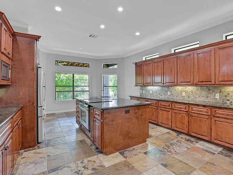 270 Lake Grove Dr — Photo 13