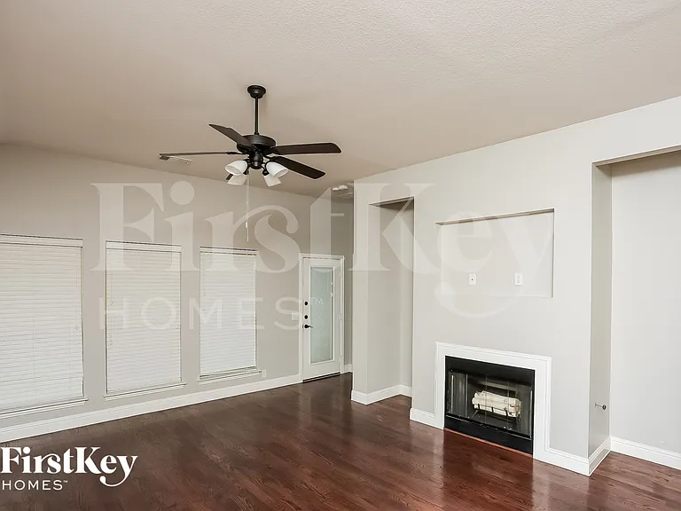 921 Loftin St — Photo 2