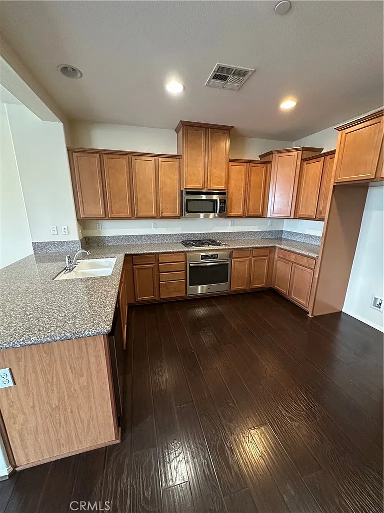 3 bed, 2.5 bath, 1413 sqft, $3,100 — Photo 4