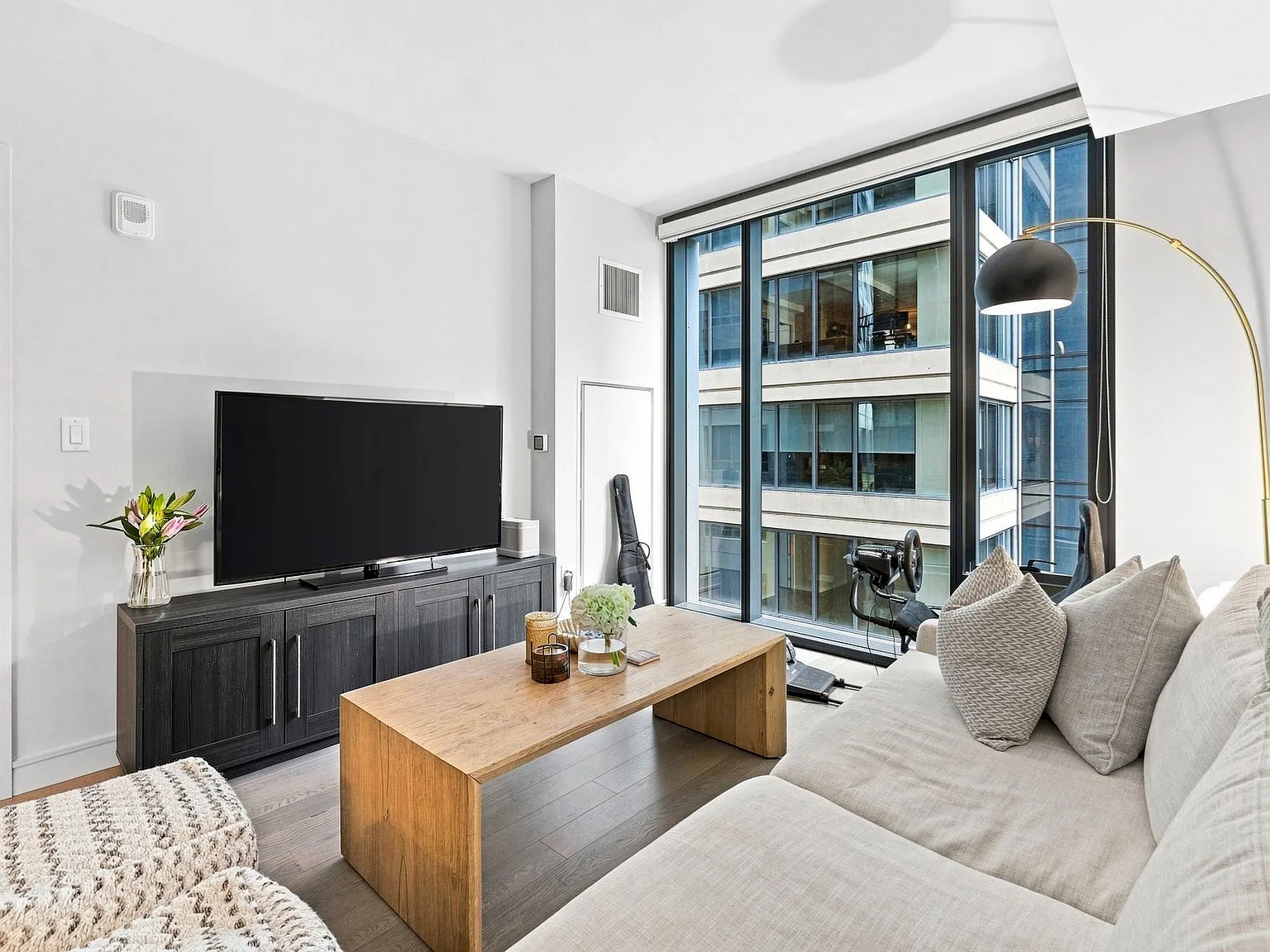 1 bed, 1.0 bath, 570 sqft, $4,500 — Photo 2