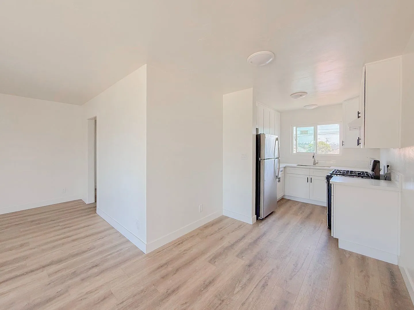 Modern 1 & 2 Bedroom Apartments in Logan Heights — Photo 4