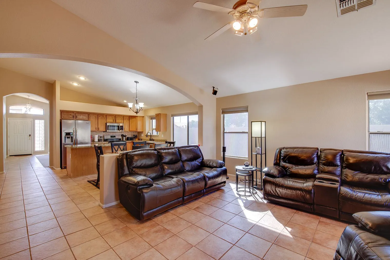3 bed, 2.0 bath, 2292 sqft, $4,276 — Photo 3