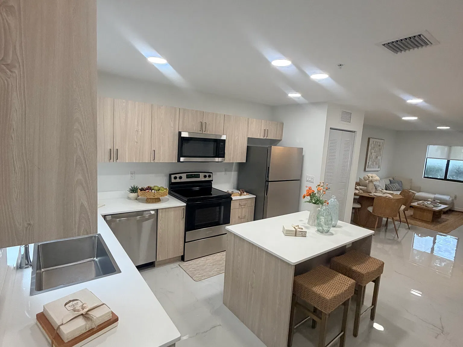 2 bed, 2.5 bath, 1034 sqft, $3,050 — Photo 3