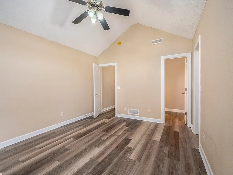 801 SW Peach Tree Ln — Photo 17