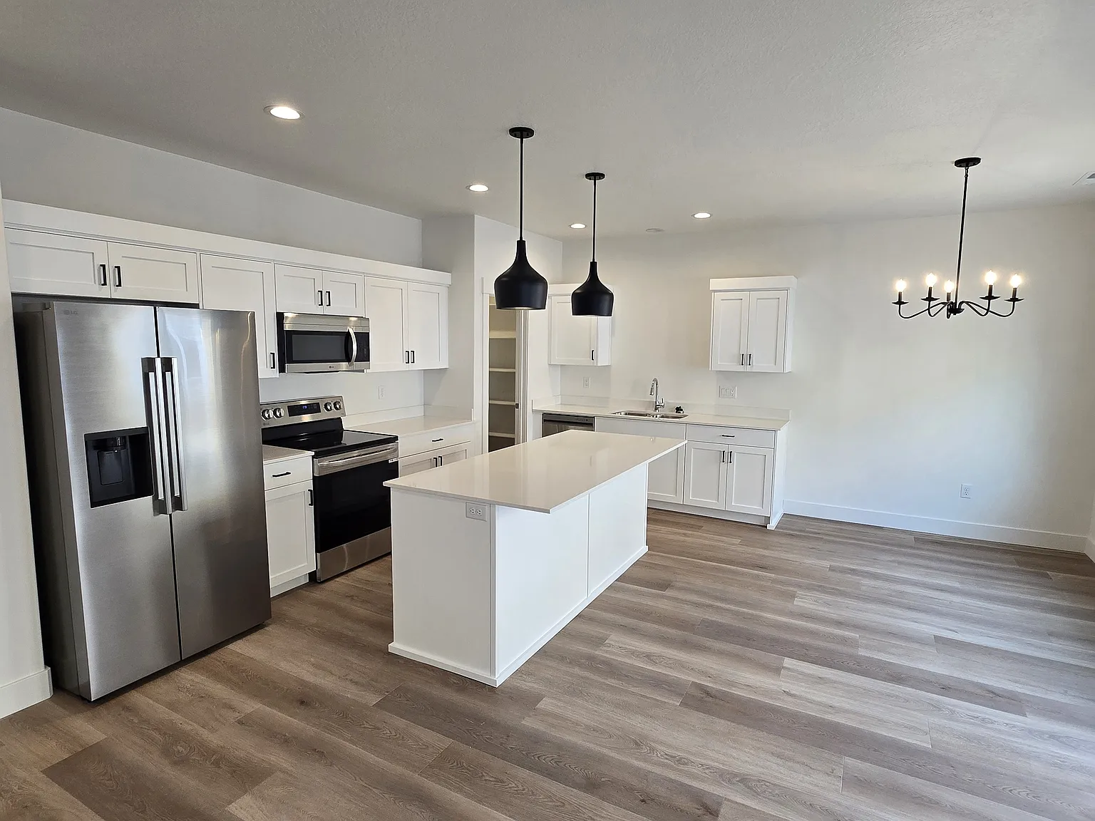 Newer West Haven Townhouse! — Photo 3