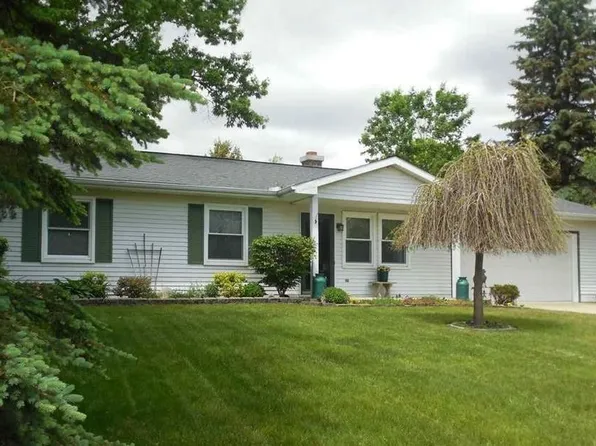 1015 Iberian Dr, Weidman, MI 48893
