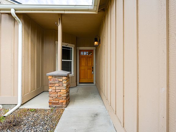 3rd image of 376 NW Crestview Ct