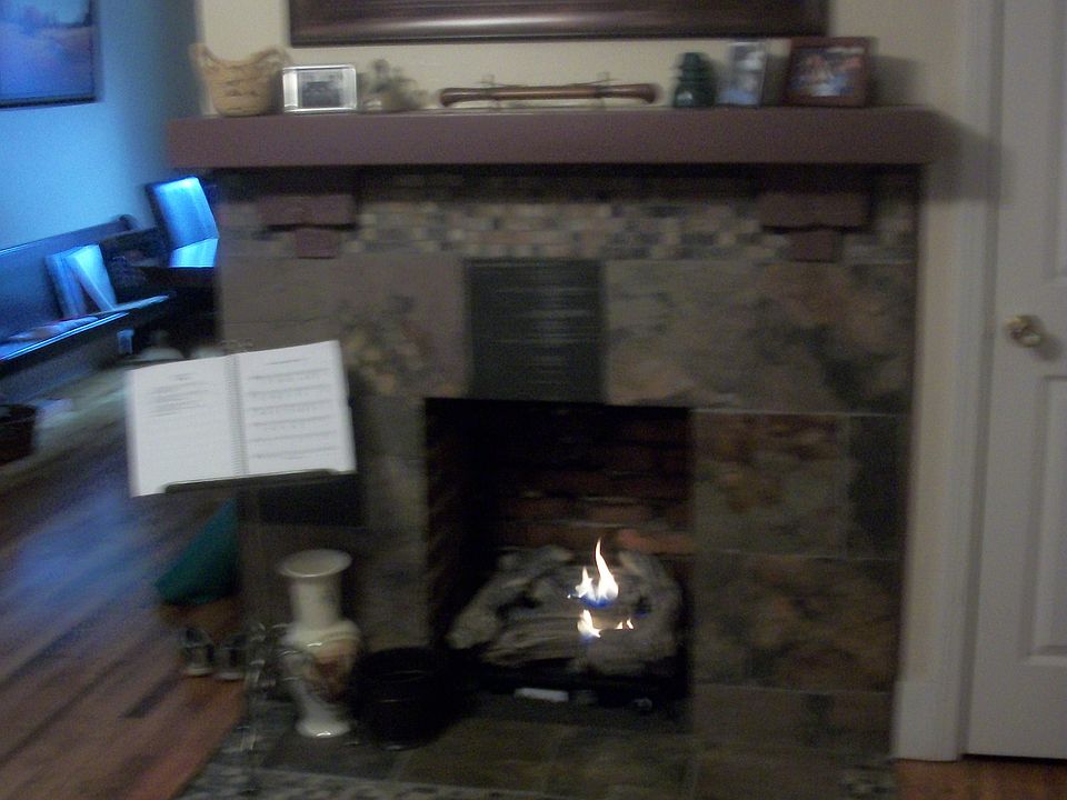 Lit gas fireplace - cozy!