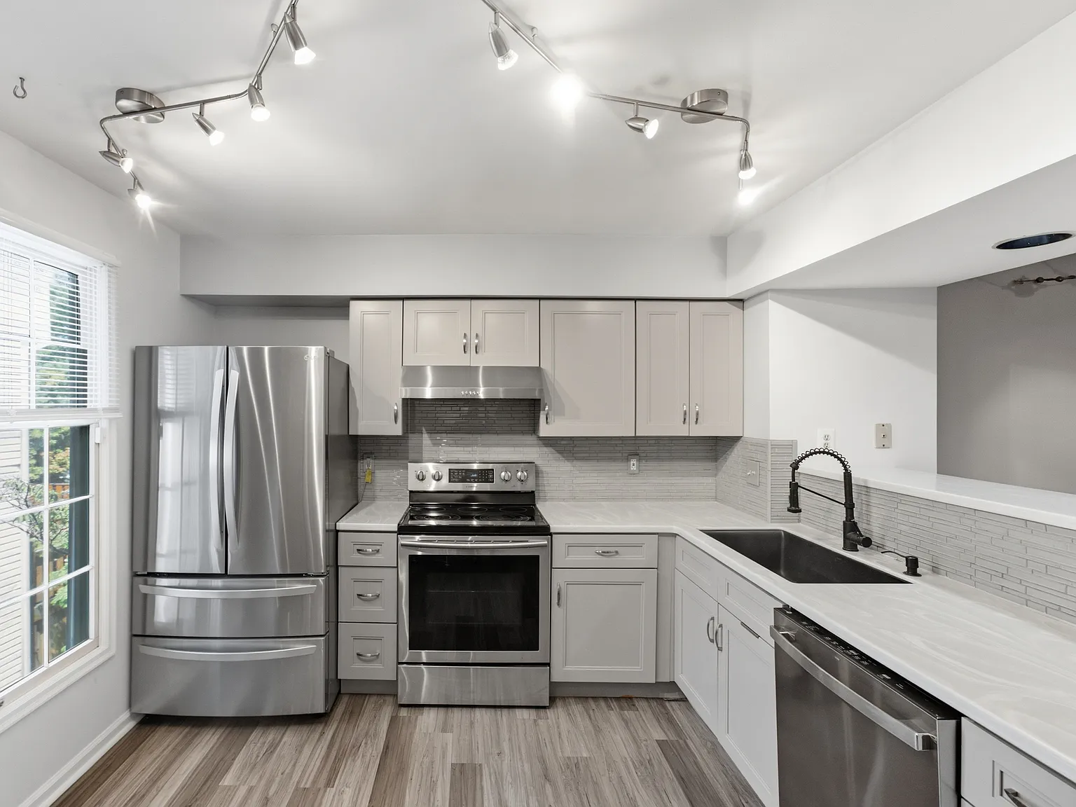 2 bed, 992 sqft, $3,500 — Photo 2