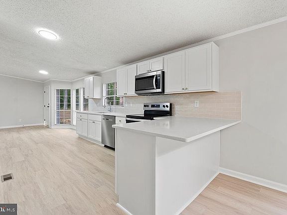 5th image of 1109 Eastham Rd