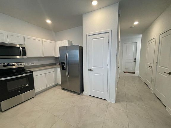 5th image of 918 SE 17th Ct #918