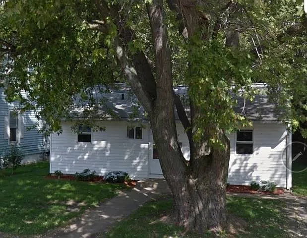 904 W Maple St photo 1