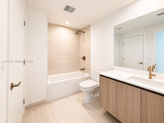 4th image of 77 SE 5th St #1903