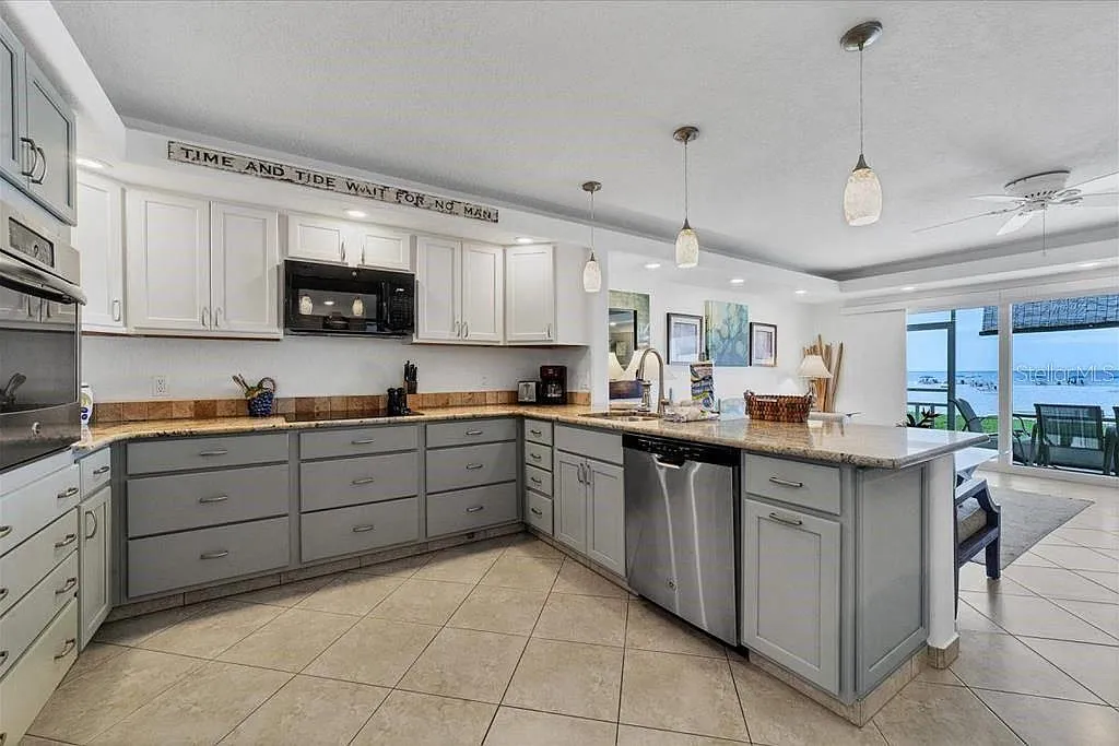 2 bed, 2.0 bath, 1043 sqft, $7,500 — Photo 3