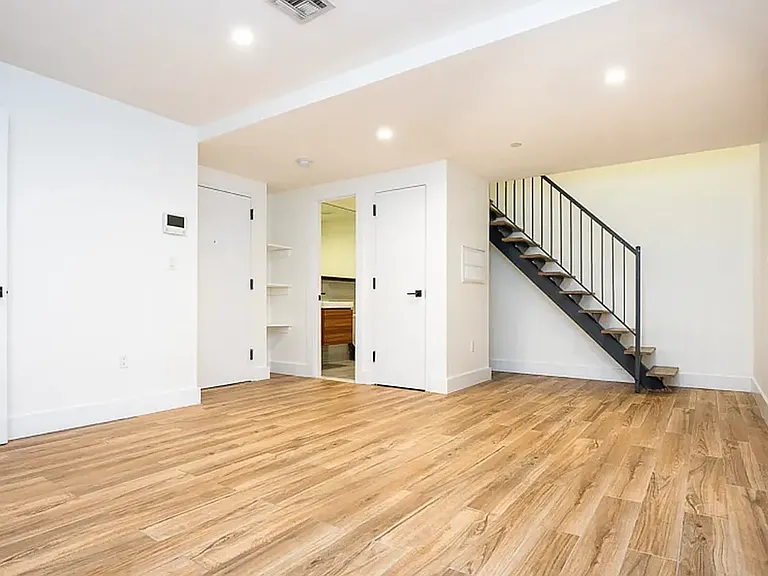1499 Jefferson Ave #1A — Photo 1