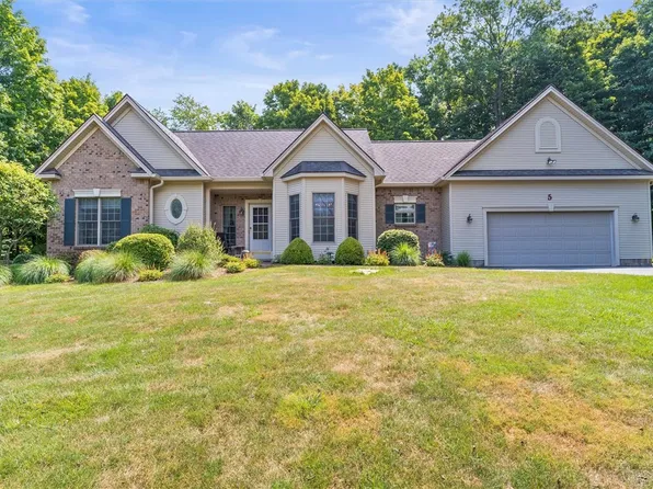 5 Woodsford Ln, Spencerport, NY 14559