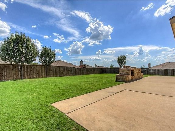 3rd image of 415 Dartmoor Dr