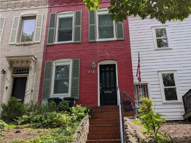 912 15th St SE — Photo 1