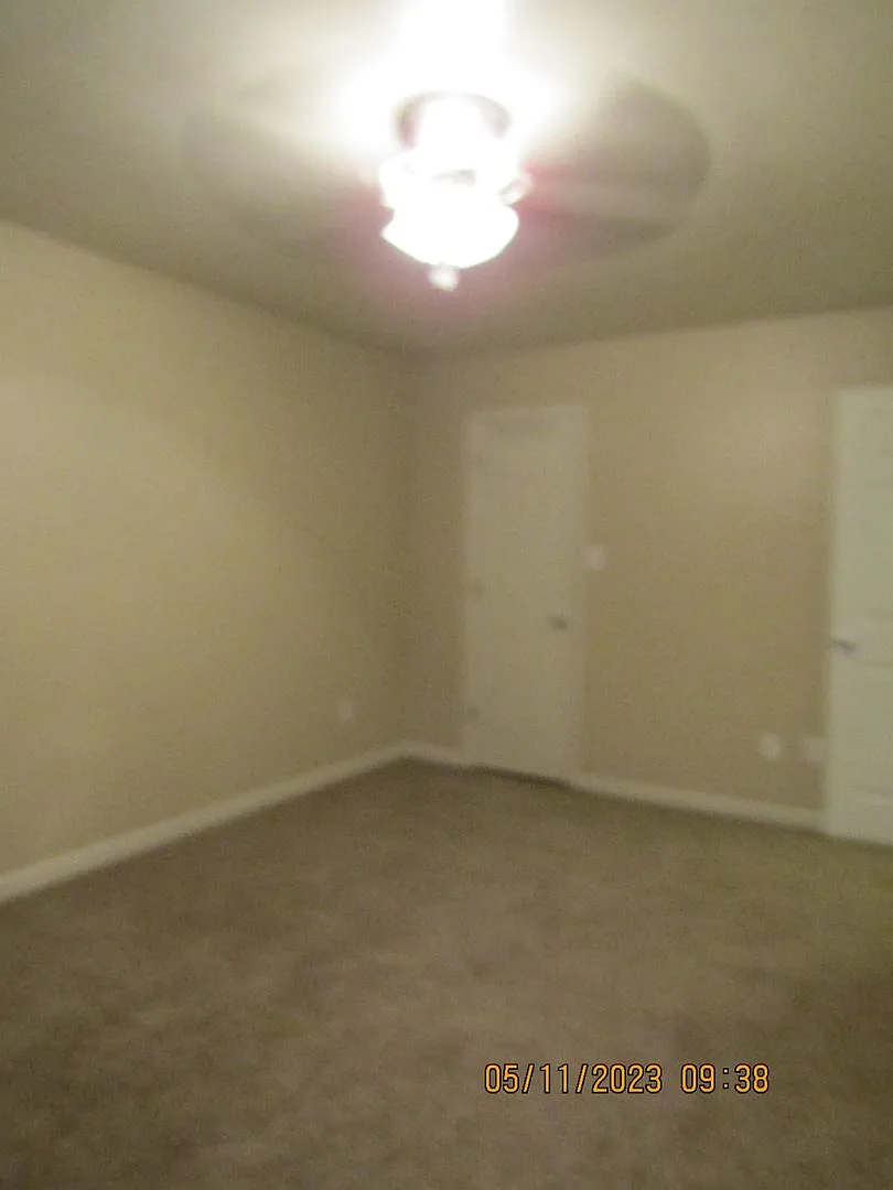 Fantastic 2 Story MacArthur Townhouse located on the eastside. — Photo 4