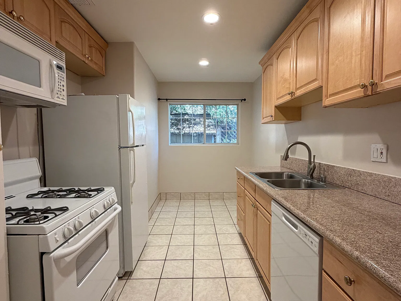 6431 Primrose Ave — Photo 2
