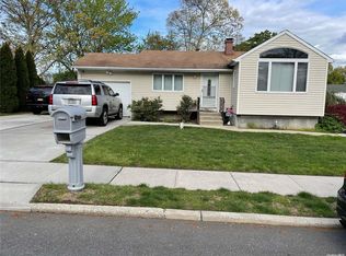 19 Norwalk Ln, Selden, NY 11784