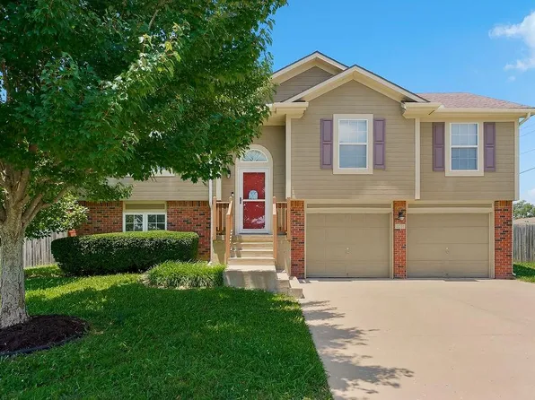 421 Golfview Dr, Pleasant Hill, MO 64080