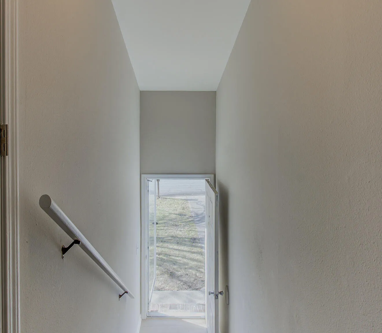 2 bed, 1.0 bath, 884 sqft, $1,300 — Photo 2
