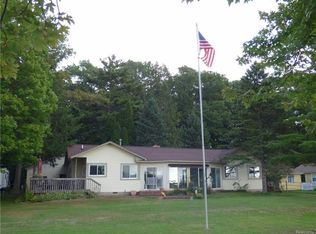 423 Oakwood Beach Dr, Brooklyn, MI 49230