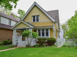 1009 E Henry Clay St, Whitefish Bay, WI 53217