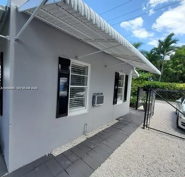 243 SW 14th St — Photo 4