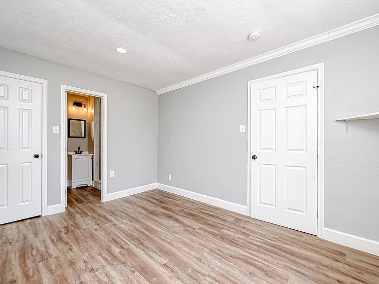 6715 Victoria St — Photo 17