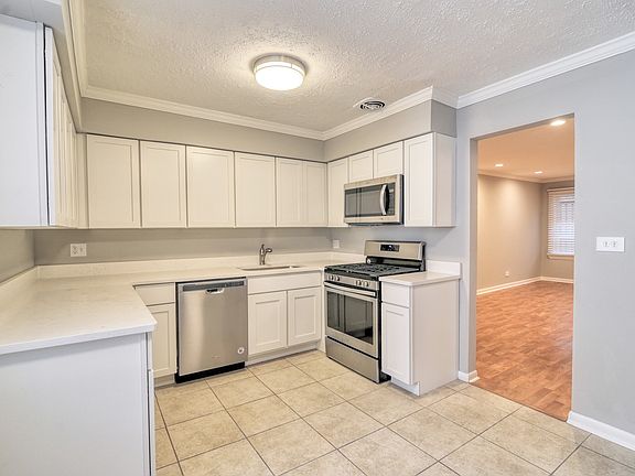 2nd image of 6122 N Winthrop Ave #C