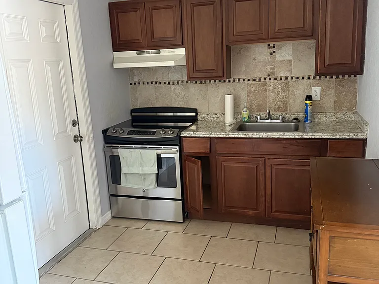 413 Woodrow Ave #4 — Photo 5