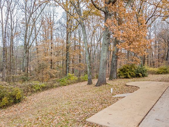 4th image of 209 Nottingham Cir