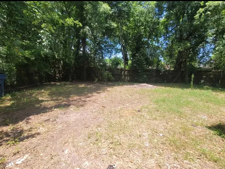 1005 E Fannin St — Photo 16