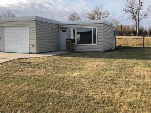 909 21st St NW #B, Minot, ND 58703
